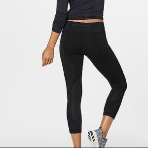 LULULEMON pace rival crops